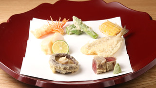 こだわりは素材から。揚げたての天ぷら＆お造りに舌鼓